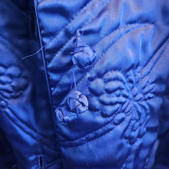 Vintage Nordstrom Blue Quilted Satin Robe With Scalloped Collar & Belted Waist - Picture 14 of 15